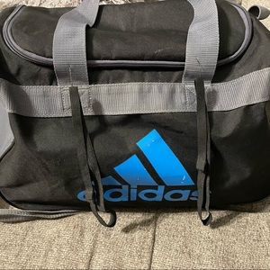 ATHLETIC BAG TO KEEP GYM STUFF IN OR EVEN A CARRY ON